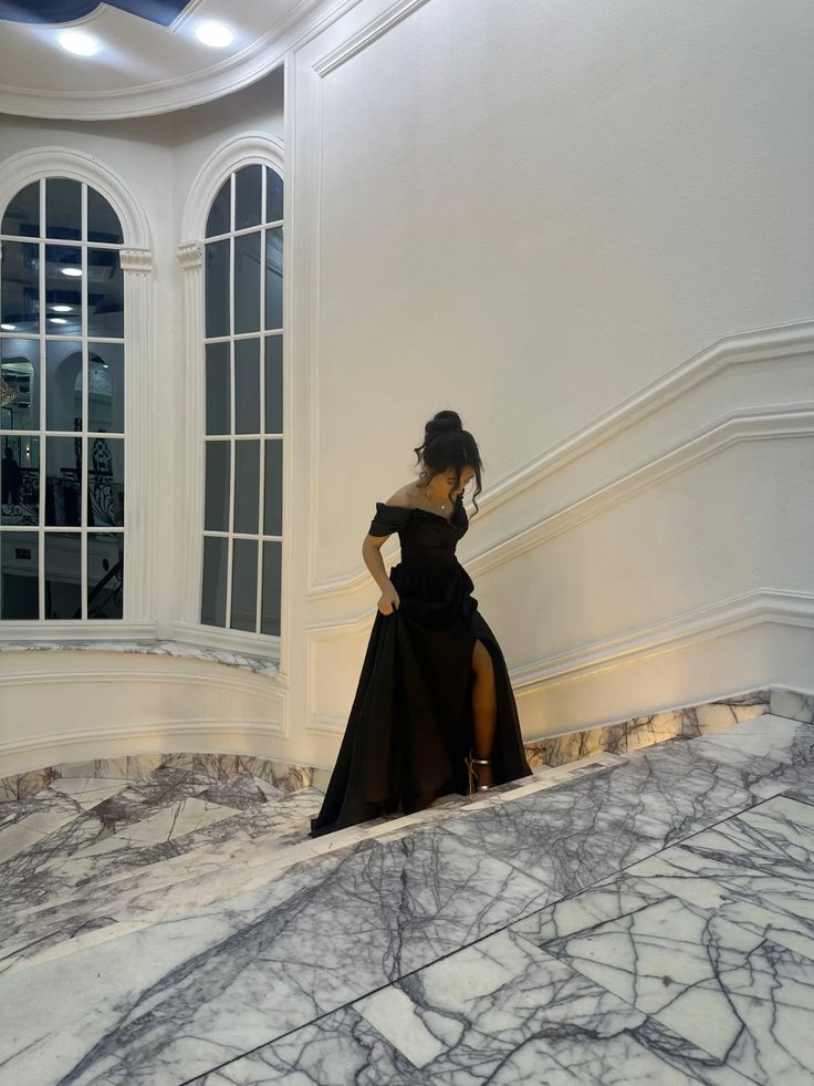 Robe de bal longue noire en satin, coupe trapèze, épaules dénudées et fente, modèle C6220