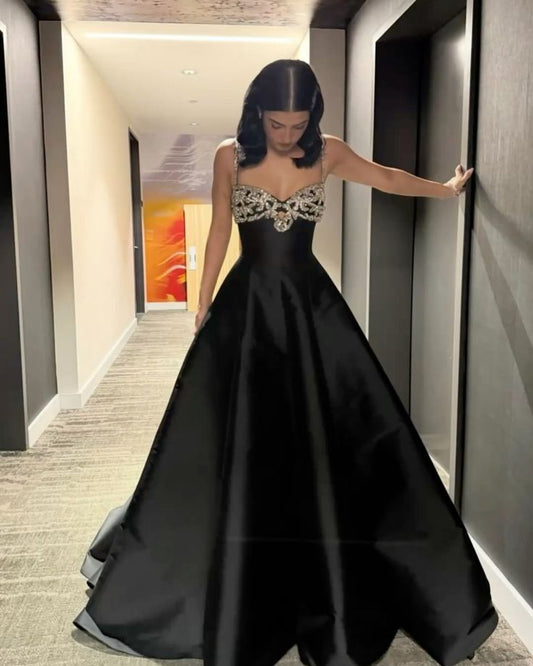 Robe de bal longue noire chic à bretelles spaghetti en satin ornée de perles, coupe trapèze, référence C6221