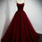 Robe de bal longue élégante en satin et tulle bordeaux, coupe trapèze, bretelles spaghetti, référence C6262