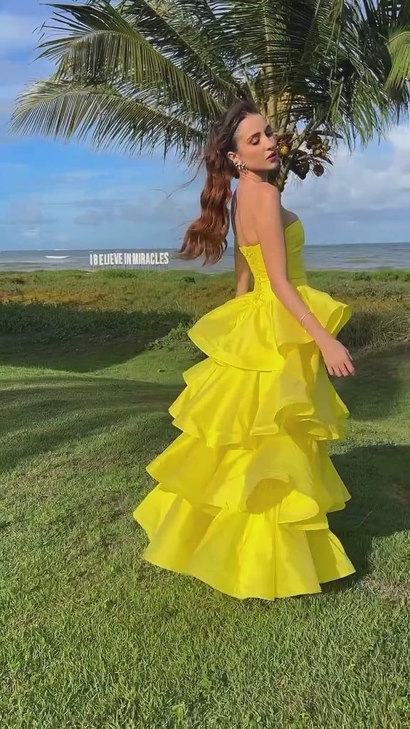 Robe de bal longue en satin clair, coupe trapèze, sans manches et à volants, modèle C6310