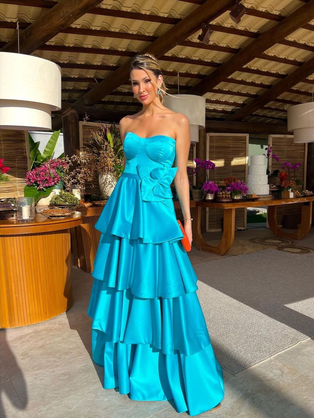 Robe de bal longue en satin à volants, coupe trapèze, sans manches, style chic et lumineux, référence C6311