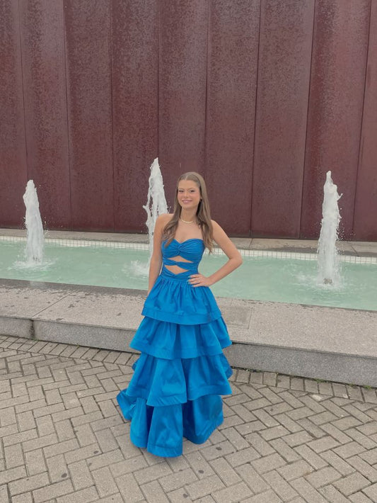 Robe de bal longue sexy en satin, coupe trapèze, décolleté cœur, volants et découpes, sans manches, référence C6312