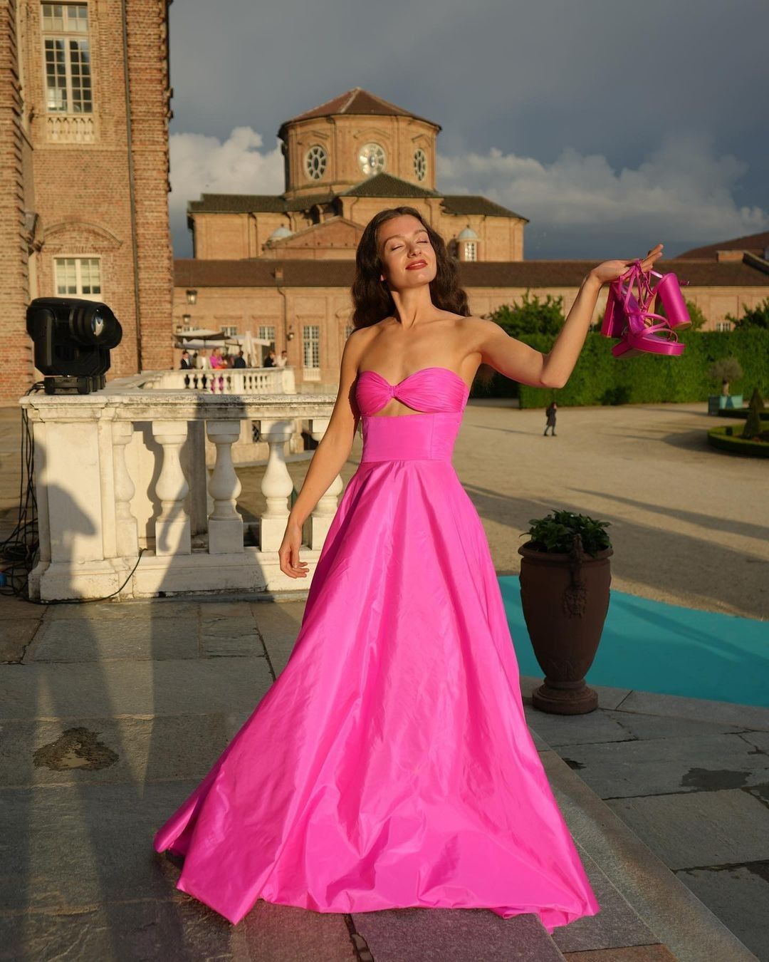 Robe de bal longue rose fuchsia en satin ajouré, coupe trapèze, sans manches, modèle C6318