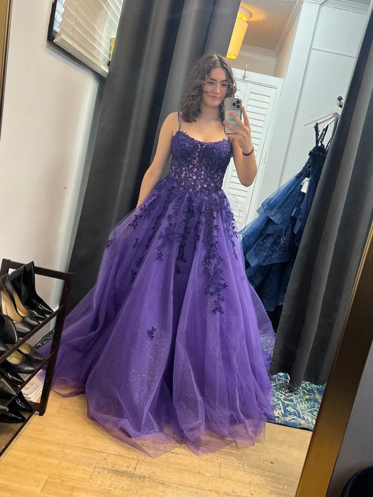 Robe de bal longue violette élégante, coupe trapèze, bretelles spaghetti, tulle et dentelle, sans manches, référence C6354