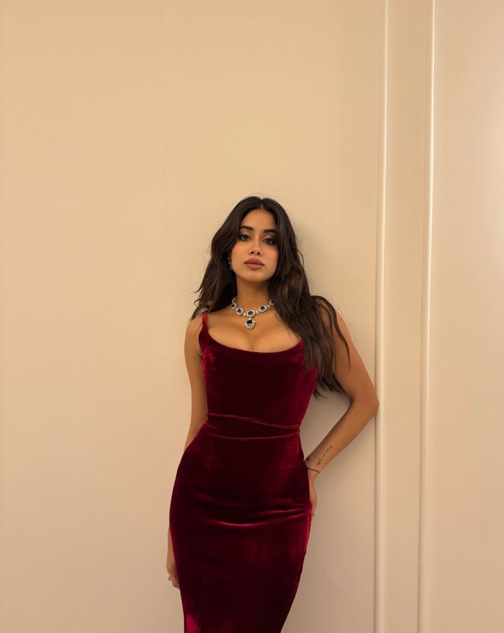 Robe de bal longue sirène en velours bordeaux, sans manches, à fines bretelles spaghetti, modèle C6363