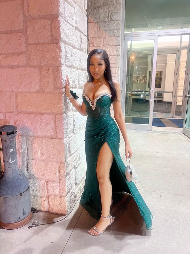 Robe de bal longue sirène vert foncé en satin et tulle à sequins et perles, fendue et sans manches, modèle C6365