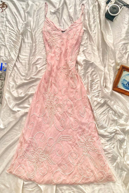 Robe de bal longue princesse rose pâle, coupe trapèze, bretelles spaghetti, satin perlé, sans manches, référence C6392