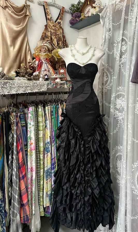 Robe de bal longue sirène noire charmante, décolleté cœur, en satin à volants, sans manches, robe de soirée C6397