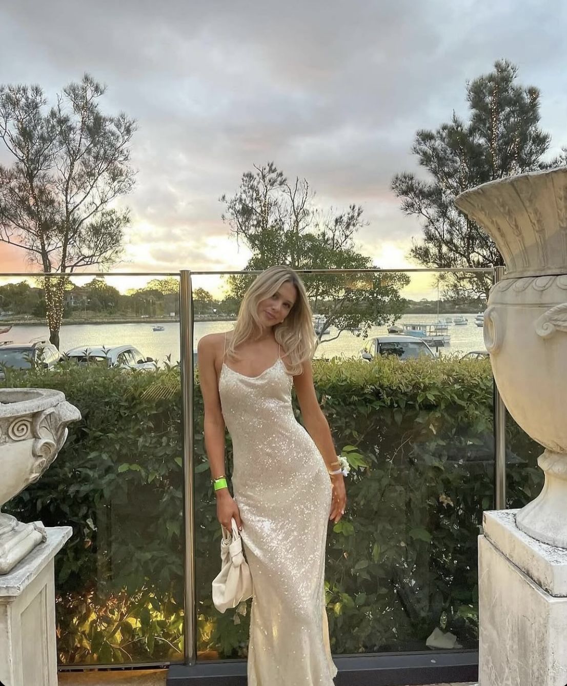 Robe de bal longue sirène à fines bretelles et sequins sans manches, modèle C6407