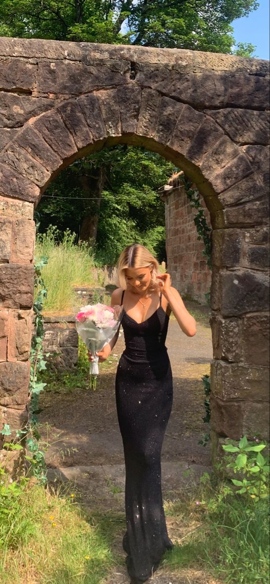 Robe de bal longue sirène en satin noir à fines bretelles et sequins, sans manches, référence C6419