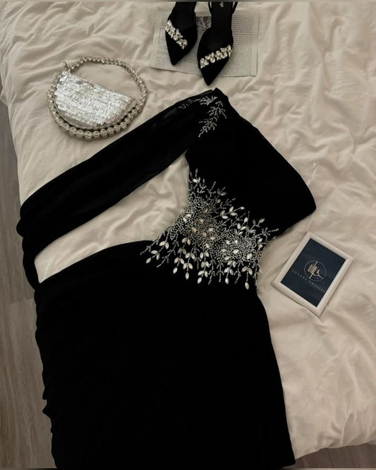 Robe de bal longue noire trapèze asymétrique en satin ornée de perles, sans manches, référence C6426