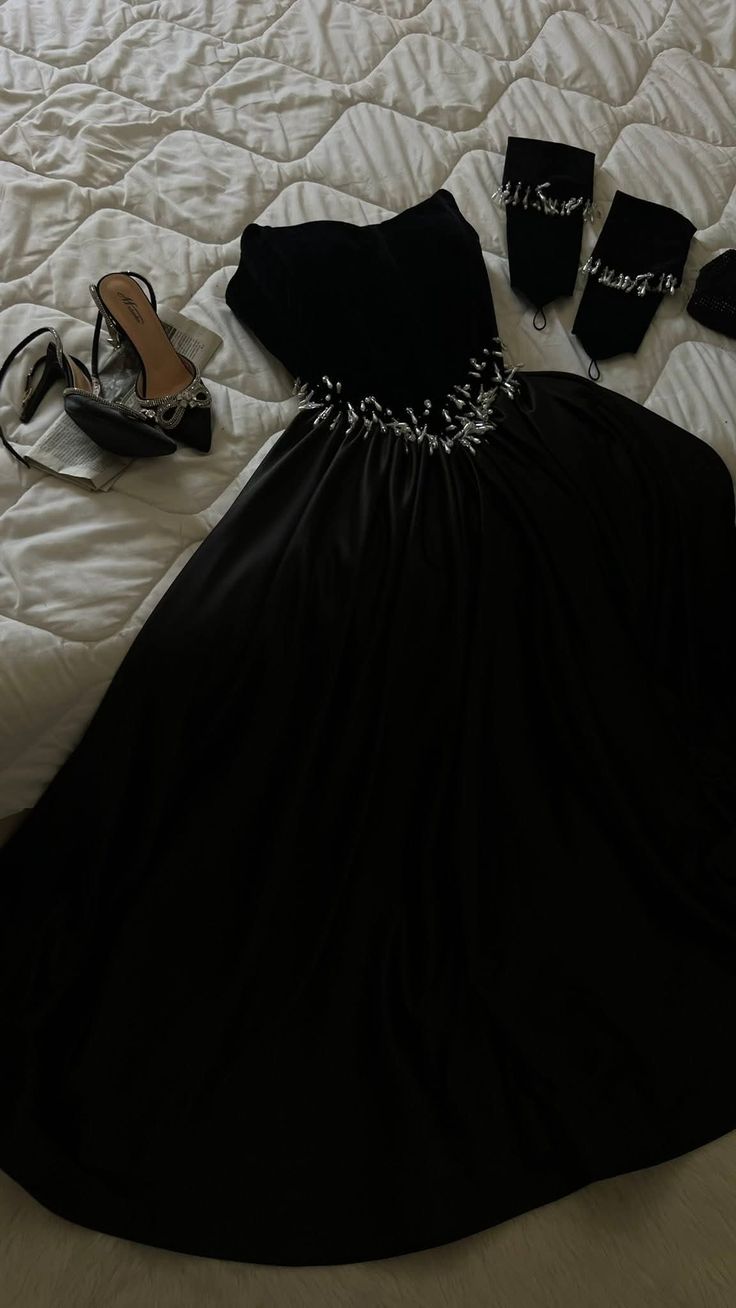 Robe de bal longue bustier en satin noir ornée de perles, coupe trapèze, sans manches, référence C6427