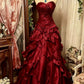 Robe de bal longue vintage bordeaux, coupe trapèze, en satin, sans manches, décolleté cœur, référence C6433