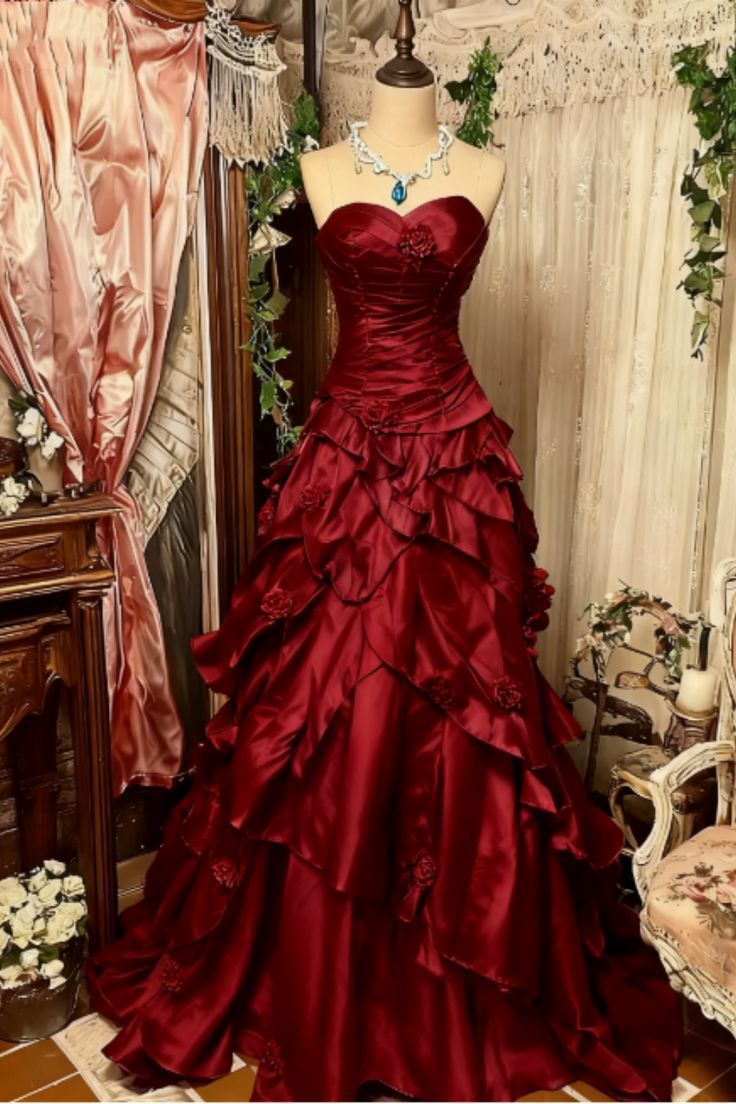 Robe de bal longue vintage bordeaux, coupe trapèze, en satin, sans manches, décolleté cœur, référence C6433