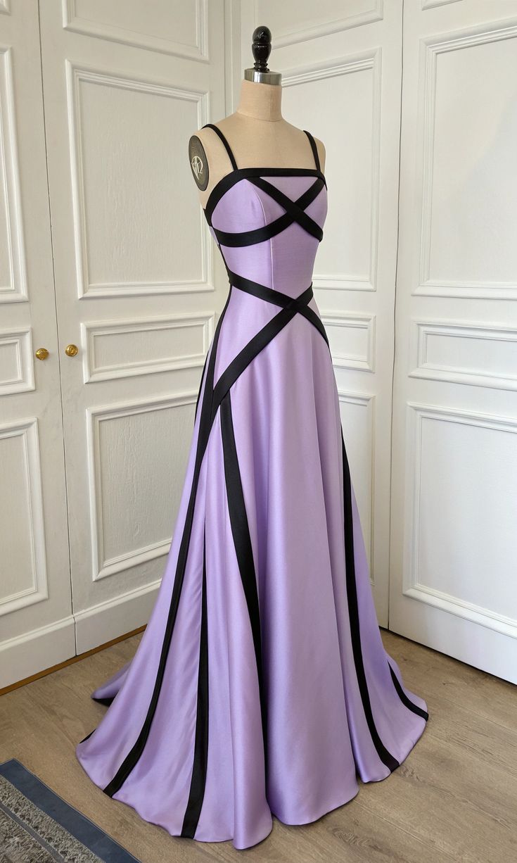 Robe de bal longue en satin lilas chic, coupe trapèze, bretelles spaghetti, sans manches, référence C6434