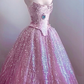 Robe de bal longue rose, coupe trapèze, sans manches, en tulle à sequins et perles, ornée de perles. Référence C6452