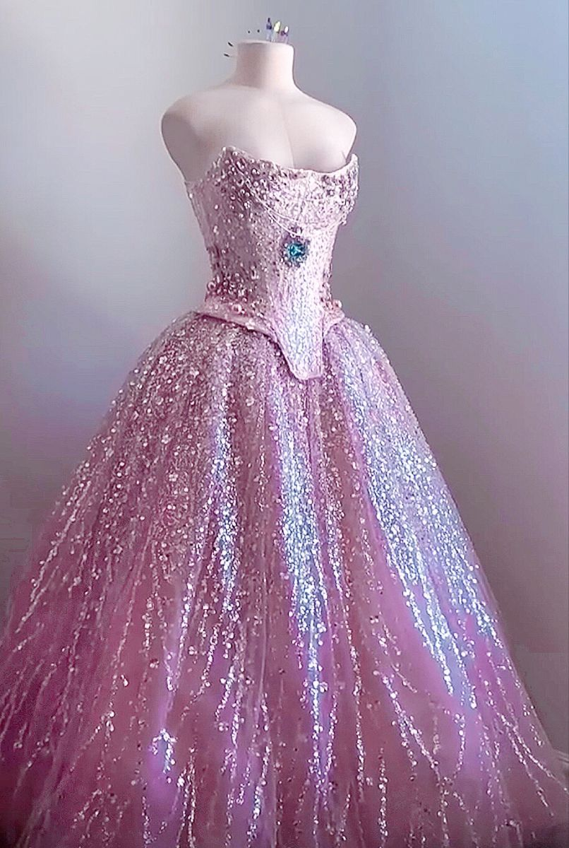 Robe de bal longue rose, coupe trapèze, sans manches, en tulle à sequins et perles, ornée de perles. Référence C6452