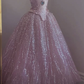Robe de bal longue rose, coupe trapèze, sans manches, en tulle à sequins et perles, ornée de perles. Référence C6452