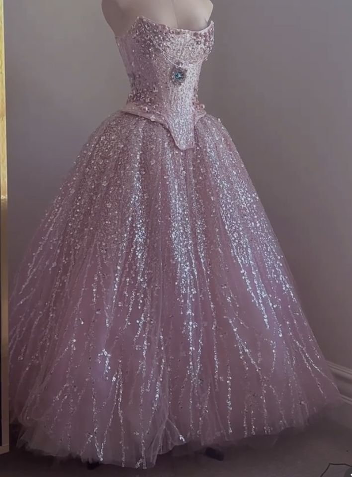 Robe de bal longue rose, coupe trapèze, sans manches, en tulle à sequins et perles, ornée de perles. Référence C6452