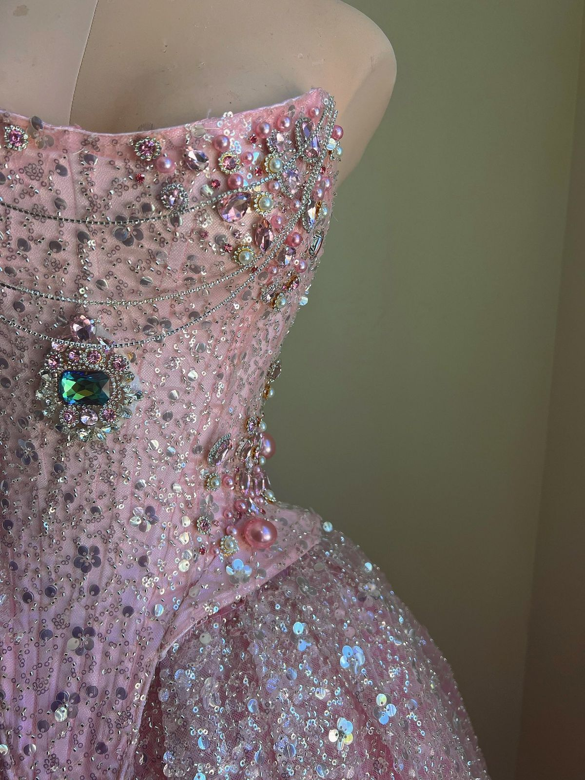 Robe de bal longue rose, coupe trapèze, sans manches, en tulle à sequins et perles, ornée de perles. Référence C6452