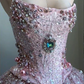 Robe de bal longue rose, coupe trapèze, sans manches, en tulle à sequins et perles, ornée de perles. Référence C6452