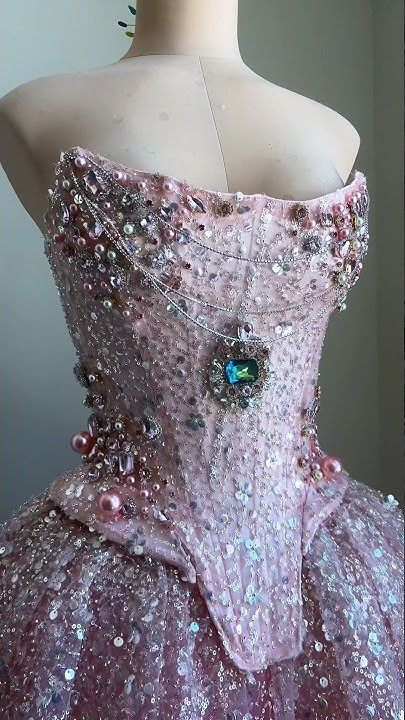 Robe de bal longue rose, coupe trapèze, sans manches, en tulle à sequins et perles, ornée de perles. Référence C6452
