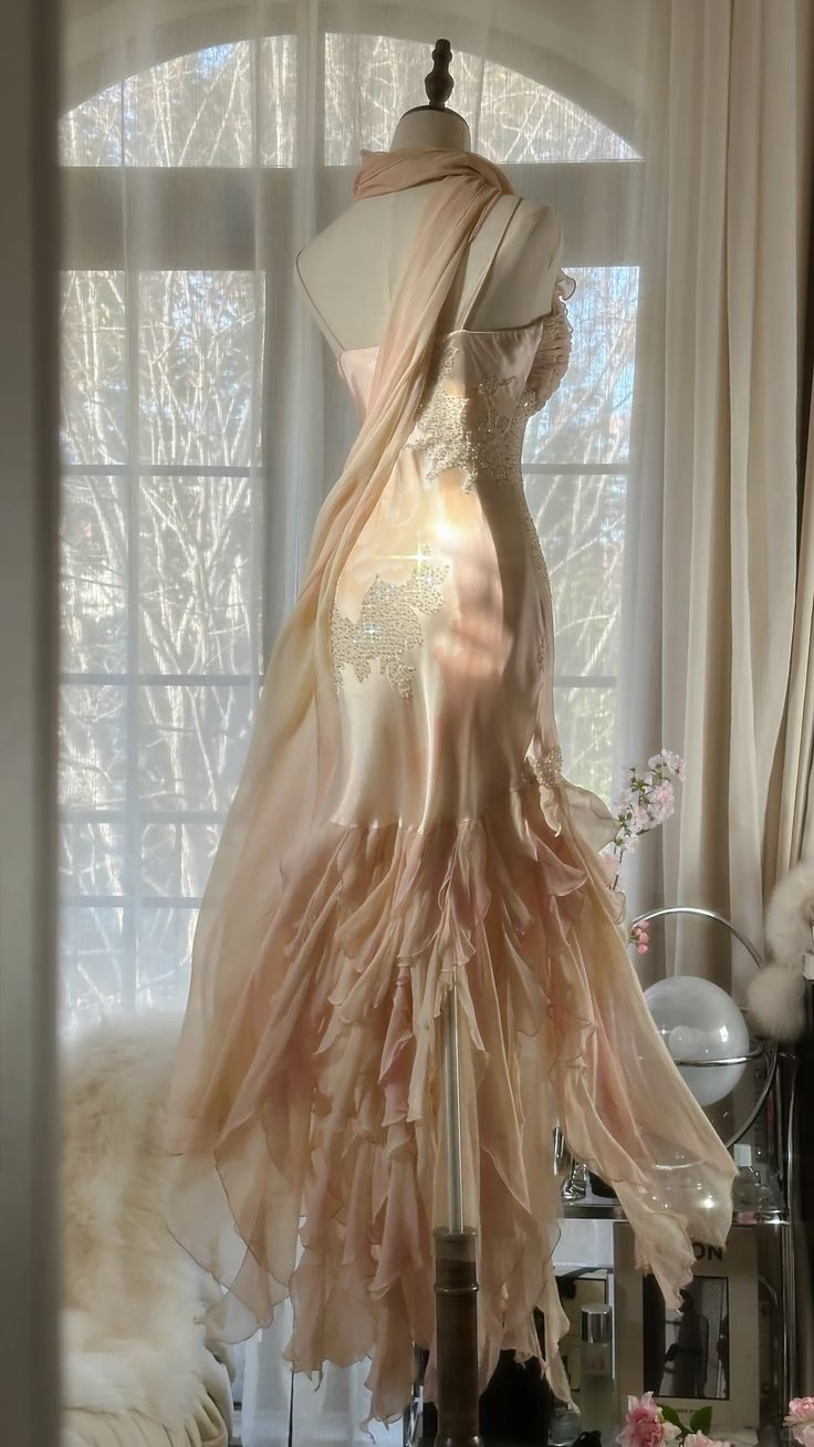 Robe de bal longue sirène chic à fines bretelles, en satin, mousseline, à volants et perles, sans manches, référence C6454