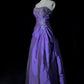 Robe de bal longue violette plissée en satin et dentelle, sans manches, coupe trapèze, sans bretelles, ornée de perles et de perles. Référence C6463