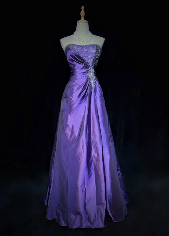 Robe de bal longue violette plissée en satin et dentelle, sans manches, coupe trapèze, sans bretelles, ornée de perles et de perles. Référence C6463
