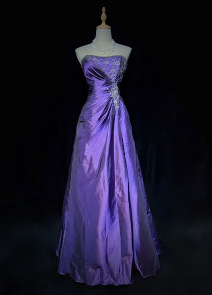 Robe de bal longue violette plissée en satin et dentelle, sans manches, coupe trapèze, sans bretelles, ornée de perles et de perles. Référence C6463