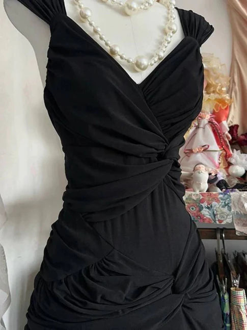Robe de bal longue élégante en satin noir plissé, coupe trapèze, col en V, sans manches, référence C6464