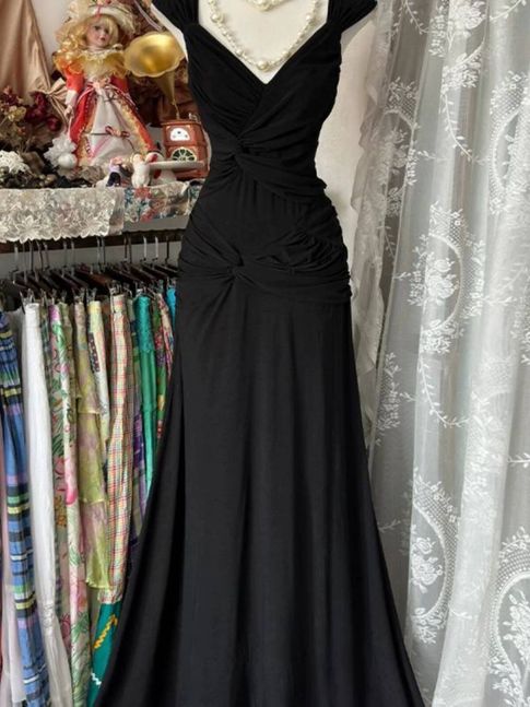 Robe de bal longue élégante en satin noir plissé, coupe trapèze, col en V, sans manches, référence C6464