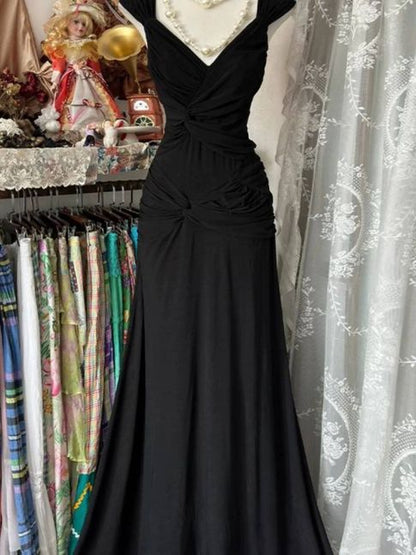 Robe de bal longue élégante en satin noir plissé, coupe trapèze, col en V, sans manches, référence C6464