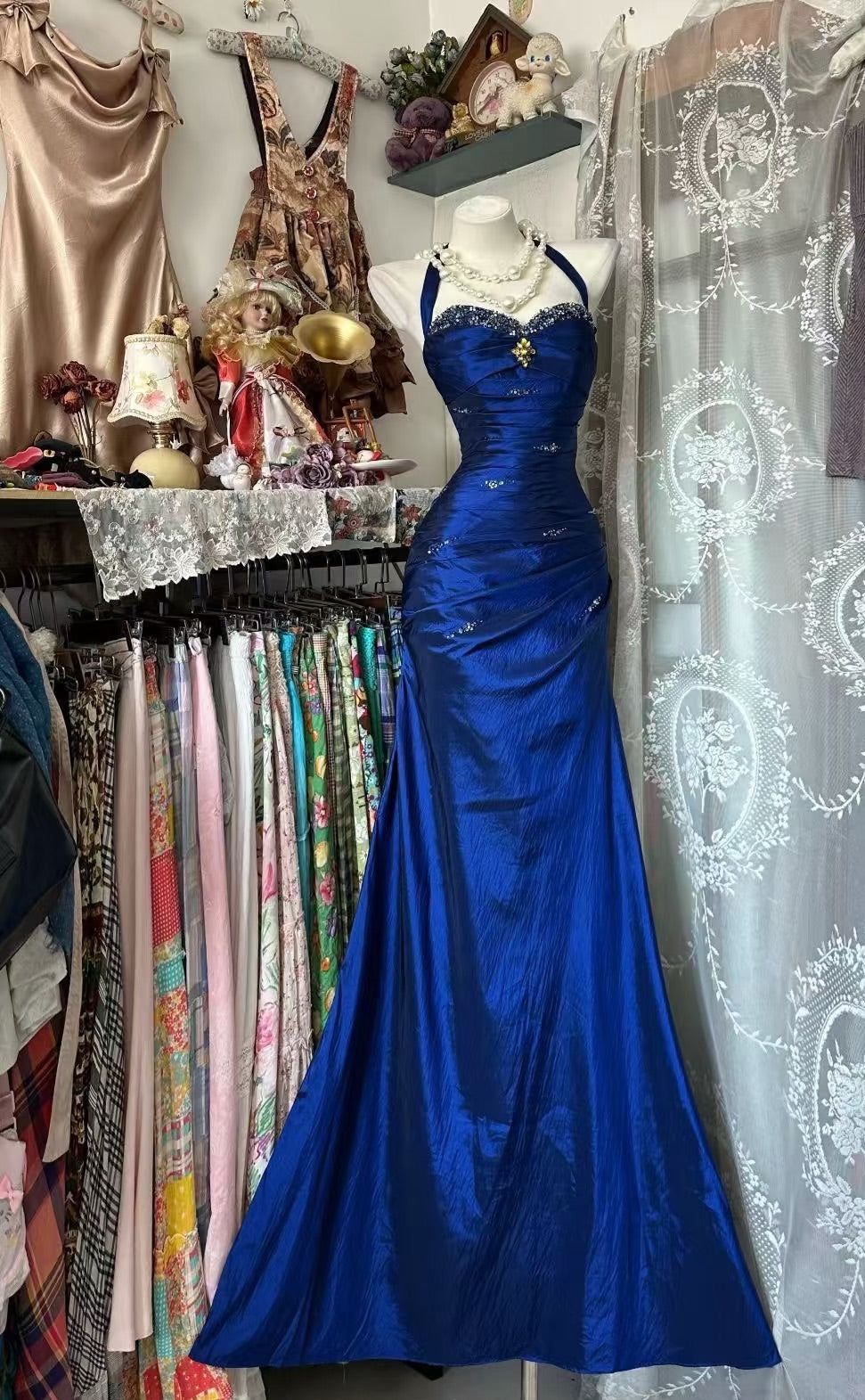 Robe de bal longue sirène dos nu en satin bleu roi ornée de perles, sans manches, référence C6471