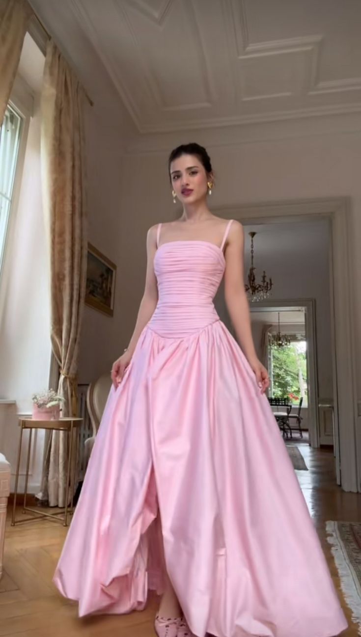Robe de bal longue rose poudré à fines bretelles spaghetti en satin sans manches, référence C6477