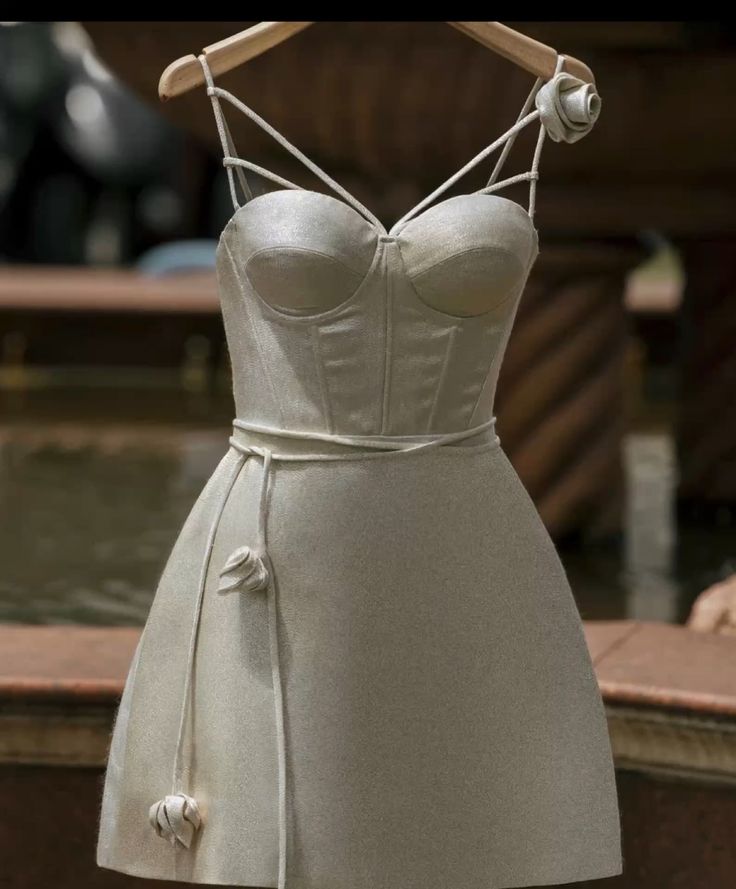 Robe trapèze élégante à bretelles Spaghetti, tenue courte de retour, tenue de 18e anniversaire, C657