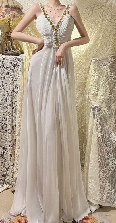 Robe de bal longue élégante en mousseline de soie, coupe trapèze, col en V, ornée de perles et sans manches, référence C6707