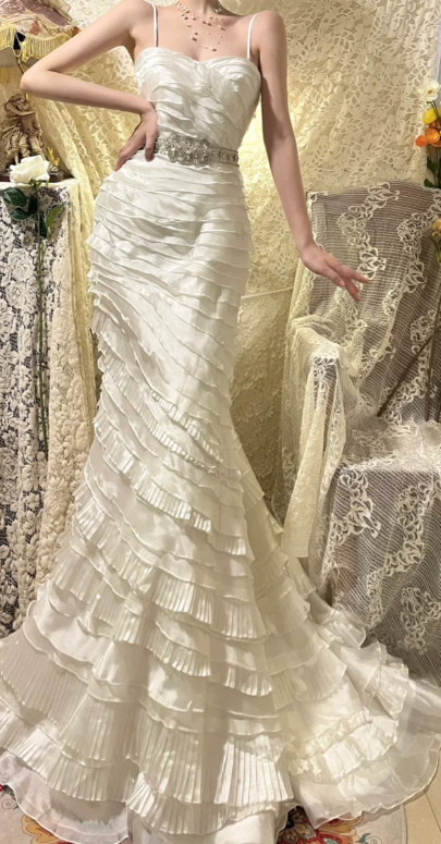 Robe de bal longue sirène chic à fines bretelles, en satin à volants et perles, sans manches, référence C6709