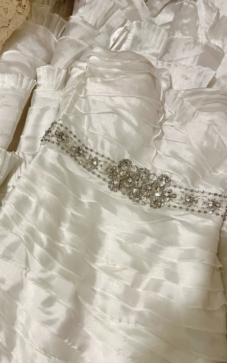 Robe de bal longue sirène chic à fines bretelles, en satin à volants et perles, sans manches, référence C6709