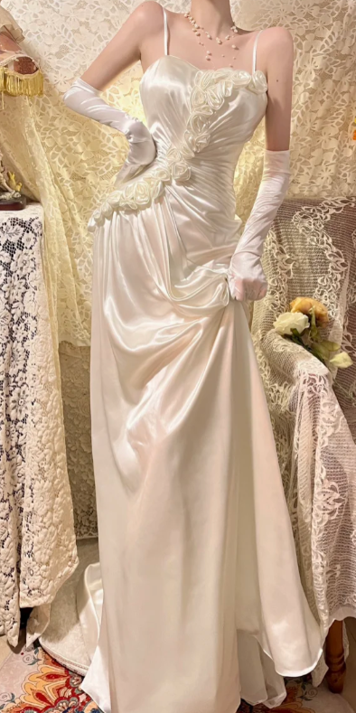 Robe de bal longue sirène élégante à fines bretelles et plissée en satin, référence C6720