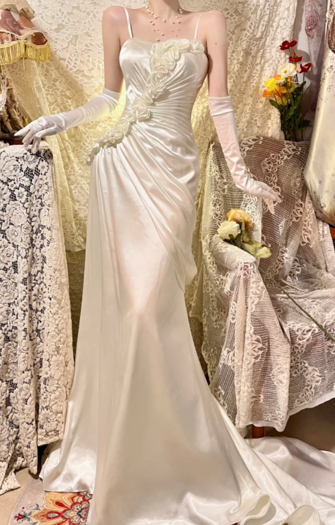 Robe de bal longue sirène élégante à fines bretelles et plissée en satin, référence C6720