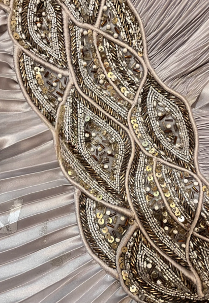 Robe de bal longue grise en satin à sequins et col en V, coupe trapèze, référence C6736