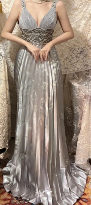 Robe de bal longue grise en satin à sequins et col en V, coupe trapèze, référence C6736