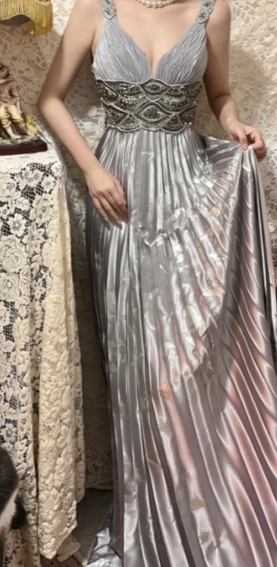 Robe de bal longue grise en satin à sequins et col en V, coupe trapèze, référence C6736