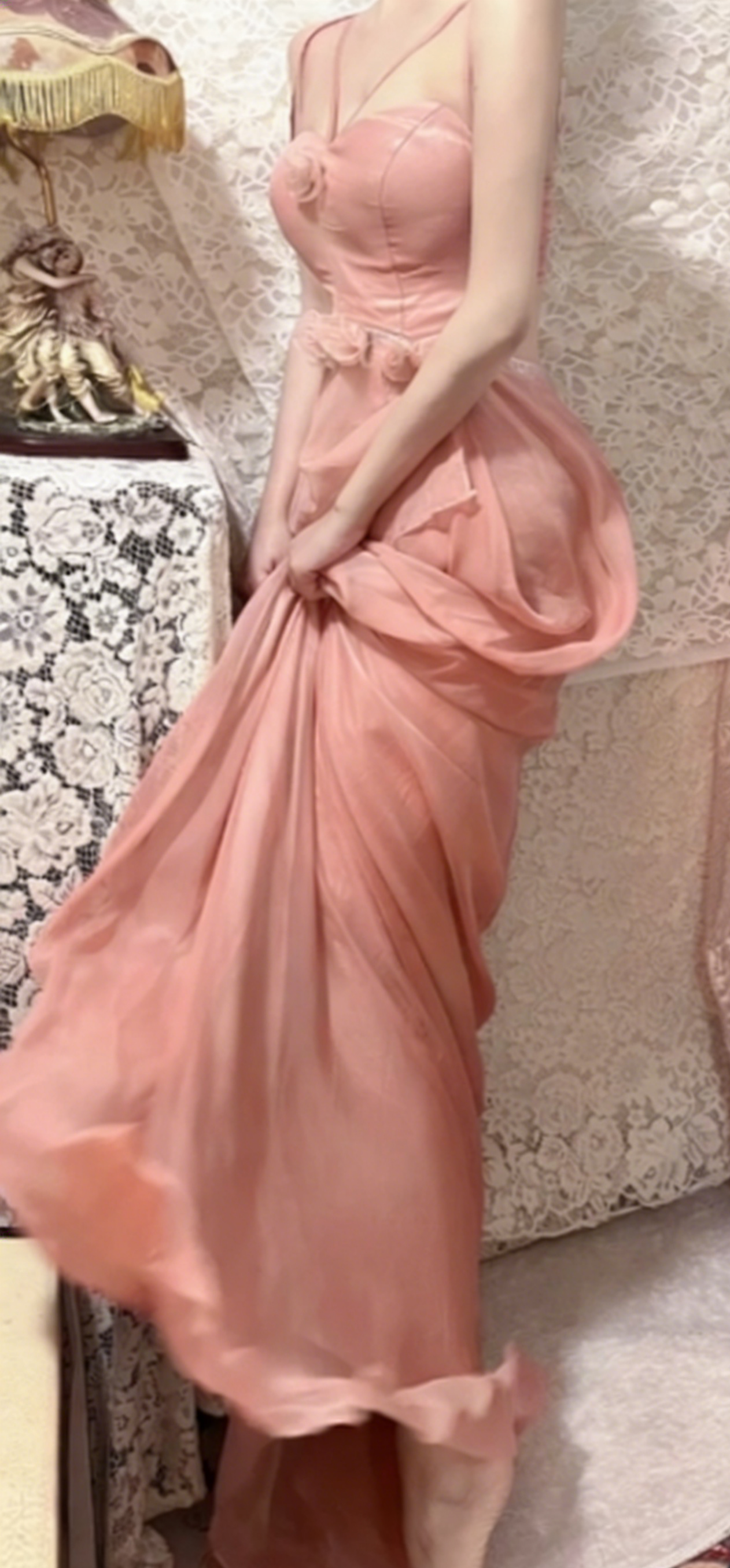 Robe de bal longue élégante en mousseline pêche à fines bretelles et coupe trapèze, référence C6737