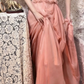 Robe de bal longue élégante en mousseline pêche à fines bretelles et coupe trapèze, référence C6737