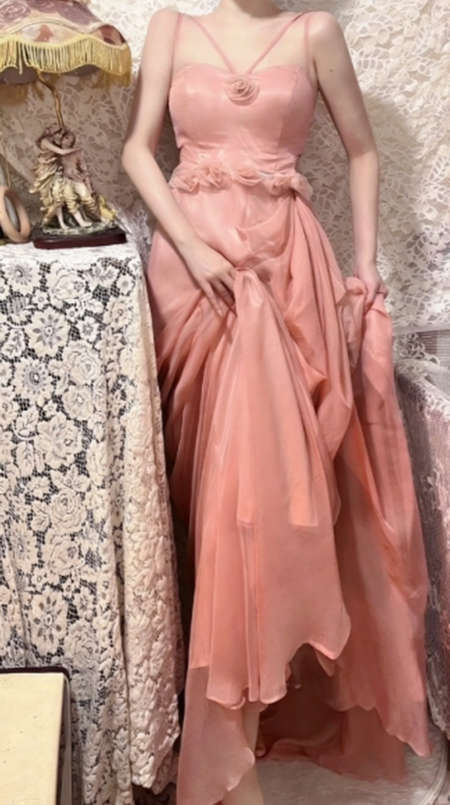Robe de bal longue élégante en mousseline pêche à fines bretelles et coupe trapèze, référence C6737