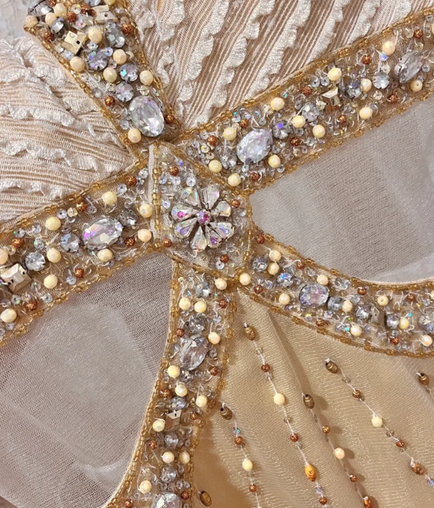 Magnifique robe de bal longue en tulle à col V et perles, coupe trapèze, référence C6740