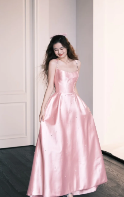 Robe de bal longue rose à fines bretelles, coupe trapèze, en satin et perles, référence C6745