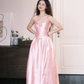 Robe de bal longue rose à fines bretelles, coupe trapèze, en satin et perles, référence C6745